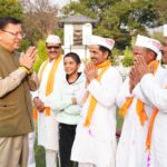 चम्पावत के होल्यारों ने मुख्यमंत्री को दी होली  की शुभकामनाएं,खड़ी-बैठकी होली से सजी सांस्कृतिक प्रस्तुति। Uttarakhand 24×7 Live news