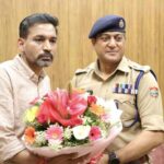 देहरादून में डीएम आशीष चौहान से एसएसपी की शिष्टाचार भेंट, कानून व्यवस्था पर हुई चर्चा। Uttarakhand 24×7 Live news