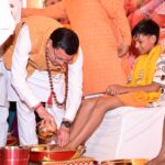 हरिद्वार में शिवभक्तों का भव्य स्वागत: सीएम धामी ने की पुष्पवर्षा, चरण प्रक्षालन और भोजन सेवा। Uttarakhand 24×7 Live news