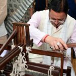 राष्ट्रीय हथकरघा दिवस पर सीएम धामी का बुनकरों को सम्मान, स्थानीय उत्पादों को वैश्विक पहचान दिलाने पर जोर। Uttarakhand 24×7 Live news