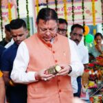 स्थानीय उत्पादों की खरीदारी कर सीएम धामी ने दिया ‘वोकल फॉर लोकल’ का संदेश, त्योहारों पर लोकल उत्पाद अपनाने की अपील। Uttarakhand 24×7  Live news