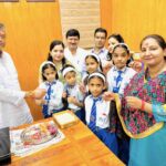 रक्षाबंधन पर बच्चों ने मेयर सौरभ थपलियाल को बांधी राखी, मेयर ने उपहार देकर जताया स्नेह। Uttarakhand 24×7 Live news