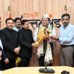 सीएम धामी के जन्मदिन पर मुख्यमंत्री आवास में बधाई देने उमड़े मंत्री, जनप्रतिनिधि और अधिकारी कर्मचारी। Uttarakhand 24×7 Live news