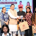 अंतरराष्ट्रीय बालिका दिवस पर सीएम धामी ने 149 मेधावी बालिकाओं को स्मार्टफोन देकर किया सम्मानित। Uttarakhand 24×7 Live news